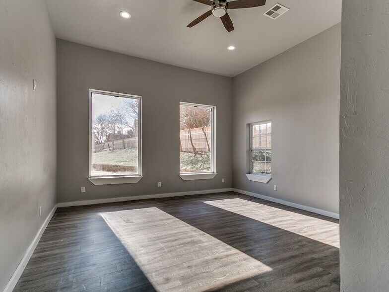 More Photos Of 3875 E Waterloo Rd, Edmond Warehouse For Lease