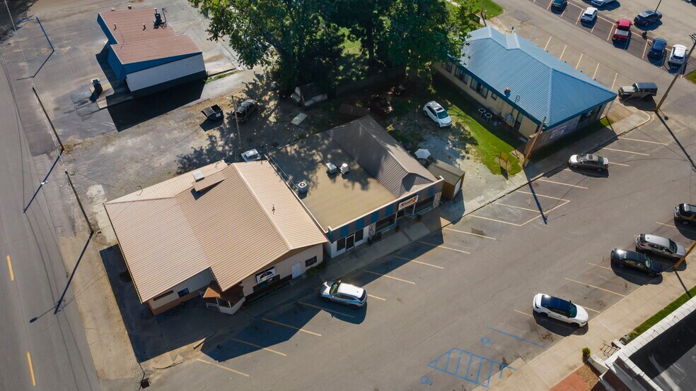 More Photos Of 25 W Tywappity St, Benton Restaurant For Sale