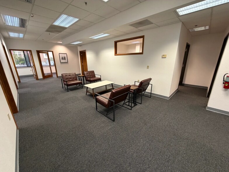 More Photos Of 1133 Quail Ct, Pewaukee Office For Lease