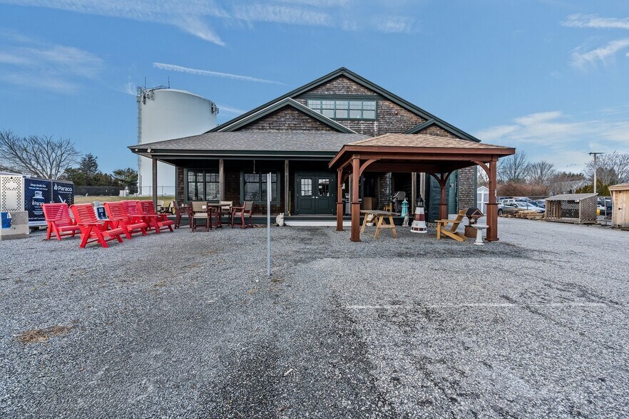 Primary Photo Of 1960 E Main Rd, Portsmouth Freestanding For Sale