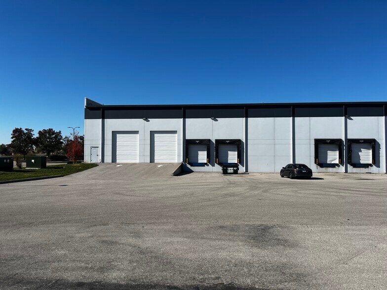 More Photos Of 3896 Fountain Lakes Pky E, Saint Charles Industrial For Lease