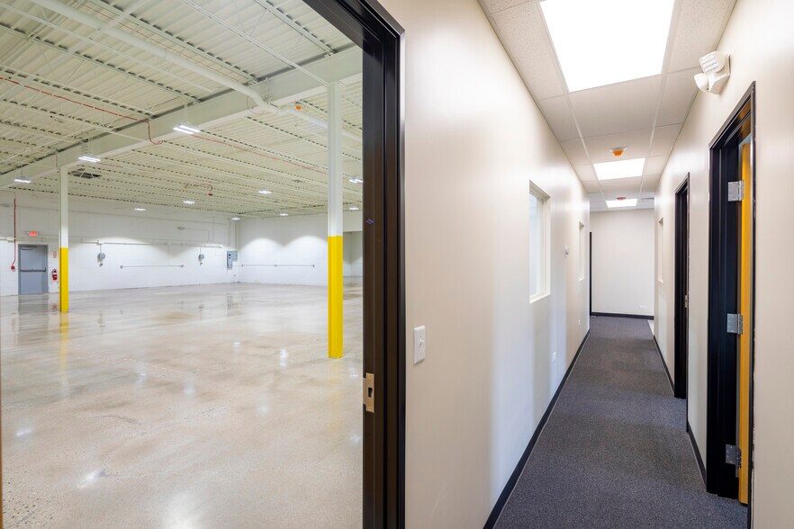 More Photos Of 1084 Industrial Dr, Bensenville Warehouse For Lease