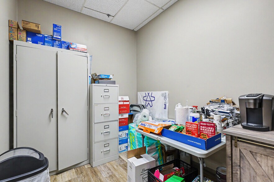 More Photos Of 835 Mason St, Dearborn Office For Lease