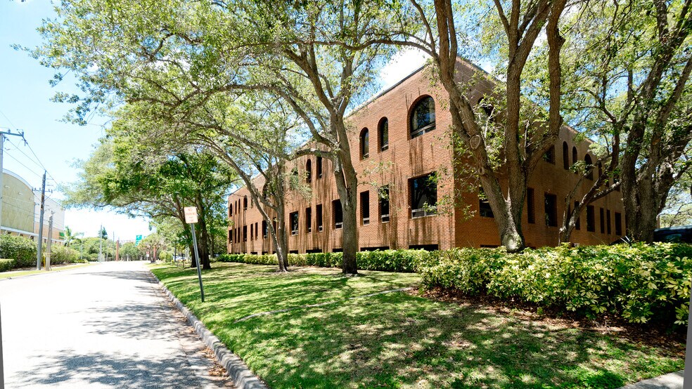 More Photos Of 2033 Wood St, Sarasota Medical For Lease