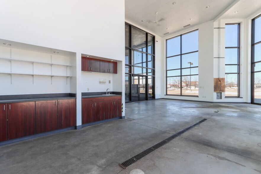 More Photos Of 1740 Park Ave, Plover Storefront Retail Office For Lease