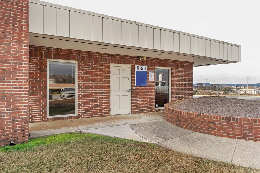 More Photos Of 500 18th St, Columbus Medical For Lease