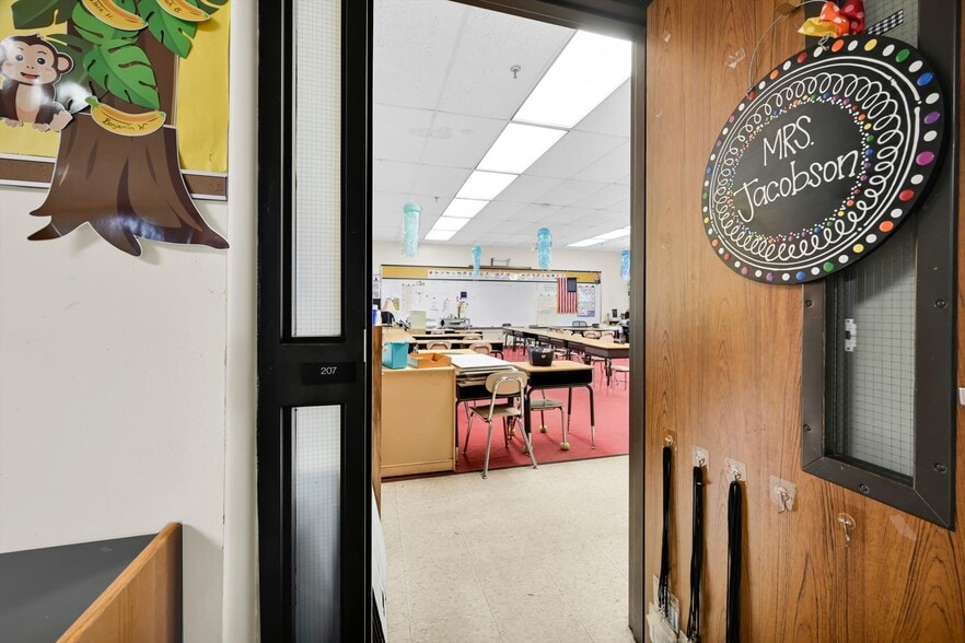More Photos Of 855 Lincoln Ave, Northampton Office For Sale