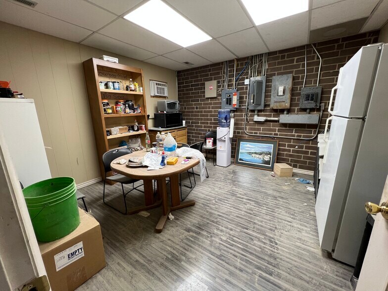 More Photos Of 1332 Potts Ave, High Point Warehouse For Lease