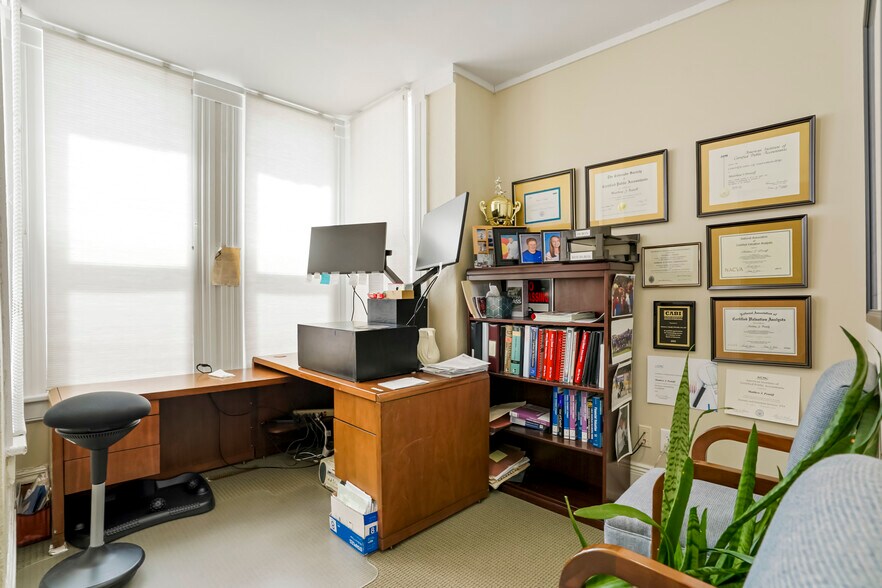 More Photos Of 1979 W Littleton Blvd, Littleton Office Residential For Lease