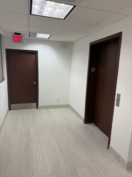 More Photos Of 2434 Hollywood Blvd, Hollywood Office For Sale