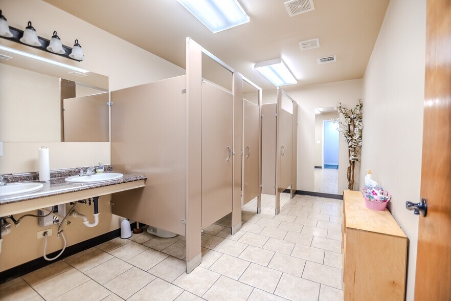 2825 Chickasaw Trl, Davis, OK 73030 Flex For Sale