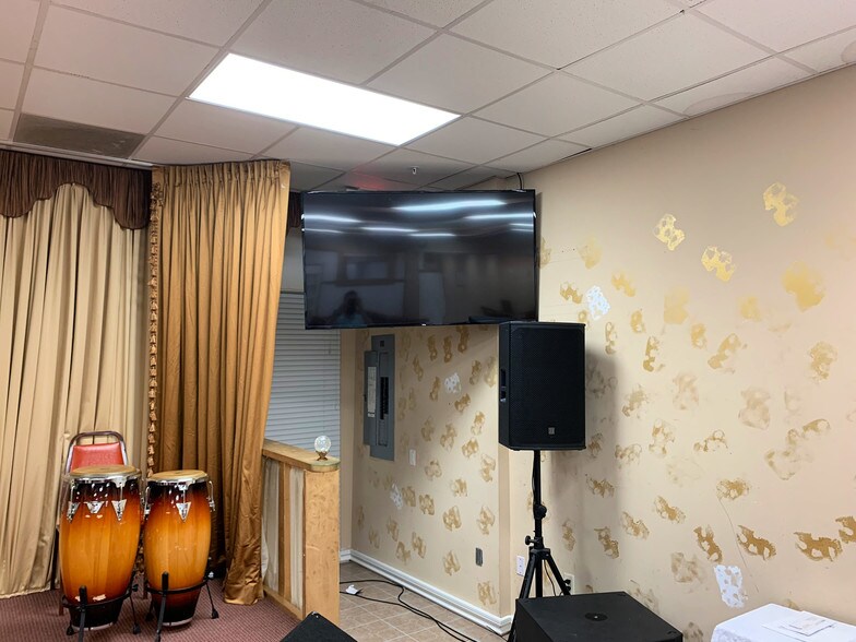 More Photos Of 4050 Westgate Ave, West Palm Beach Showroom For Lease