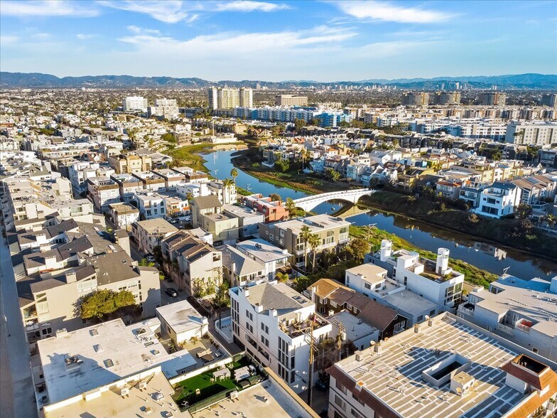 More Photos Of 14 Mast, Marina Del Rey Apartments For Sale