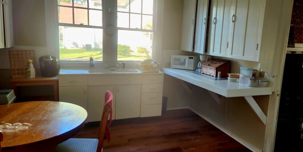 More Photos Of 303 W Trade St, Dallas Office For Sale