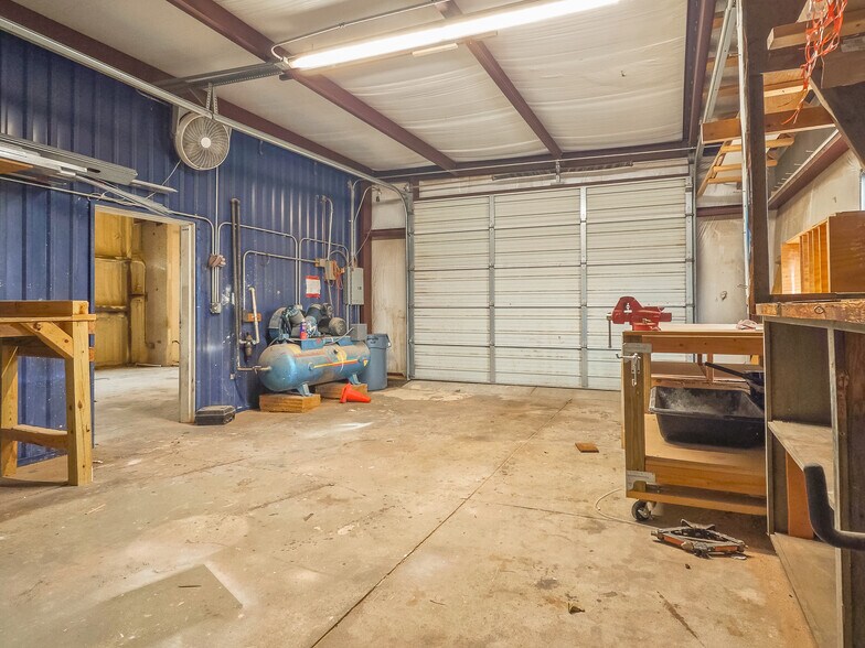 More Photos Of 401 S Ranchwood Blvd, Yukon Flex For Sale