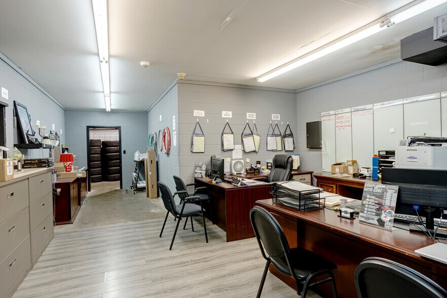 More Photos Of 806 Old Fort Pky, Murfreesboro Flex For Sale