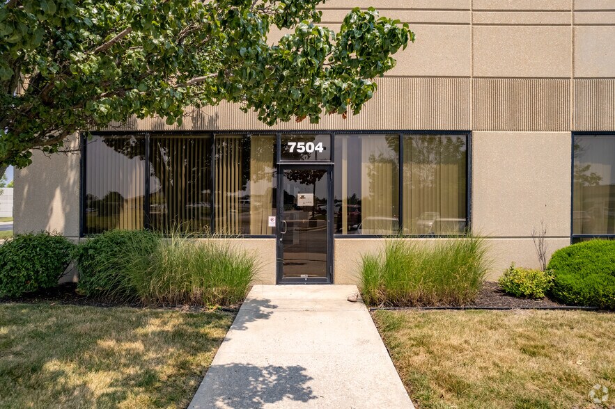 More Photos Of 7500-7504 W 161st St, Overland Park Research And Development For Lease