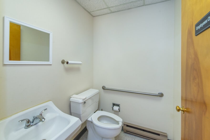 More Photos Of 125 Newton Sparta Rd, Newton Office For Lease