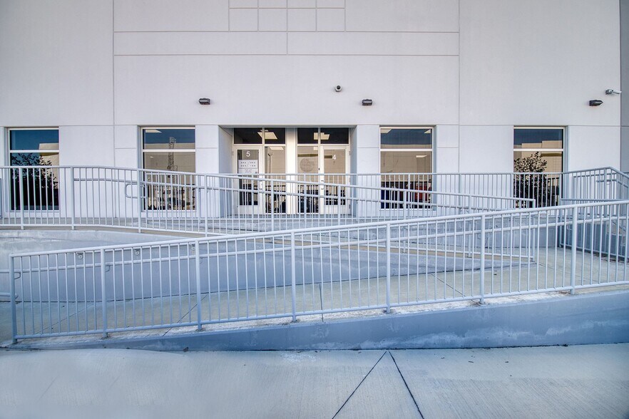 More Photos Of 3042 NW 73rd St, Miami Distribution For Lease