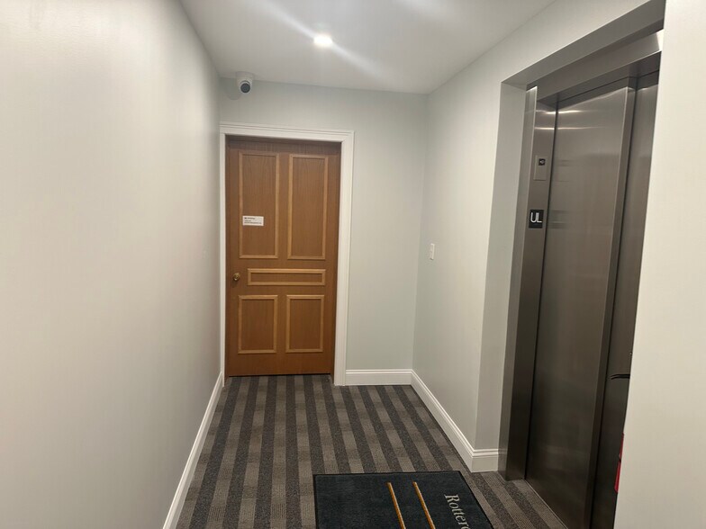 More Photos Of 1004 Princetown Rd, Schenectady Office For Lease