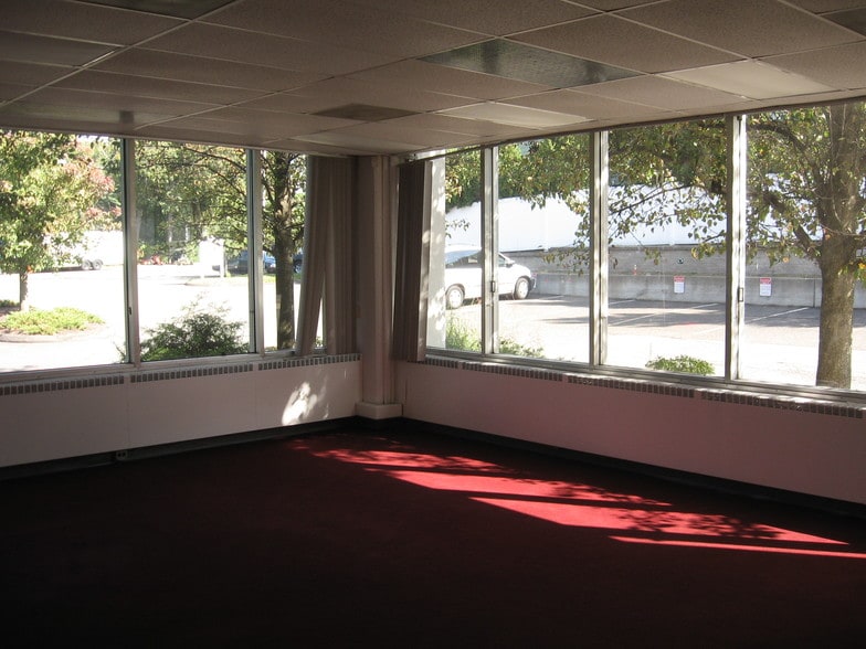 More Photos Of 76 Progress Dr, Stamford Research And Development For Lease