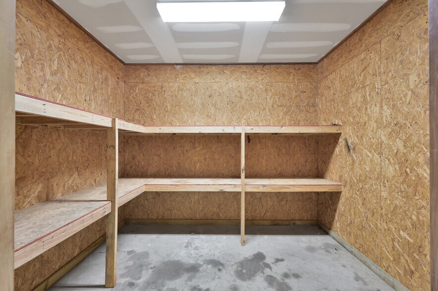 More Photos Of 11322 Neeshaw Dr, Houston Warehouse For Lease