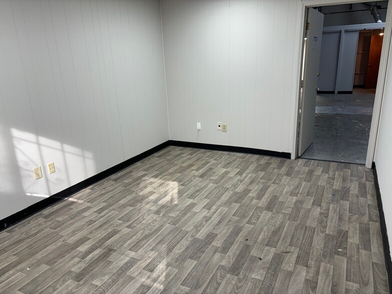 More Photos Of 1388 Chattahoochee Ave, Atlanta Light Distribution For Lease