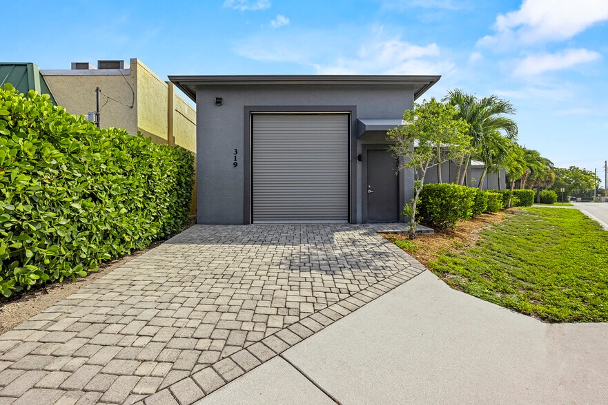 More Photos Of 319 SE Florida St, Stuart Warehouse For Sale
