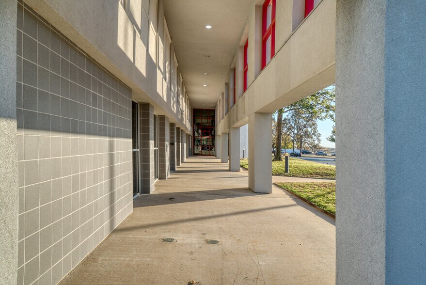 More Photos Of 7127-7133 Riverside Pky, Tulsa Office For Sale