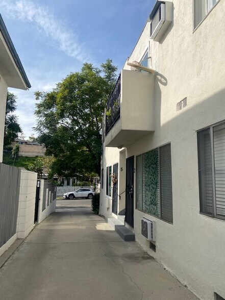 More Photos Of 2030 Holly Dr, Los Angeles Apartments For Sale