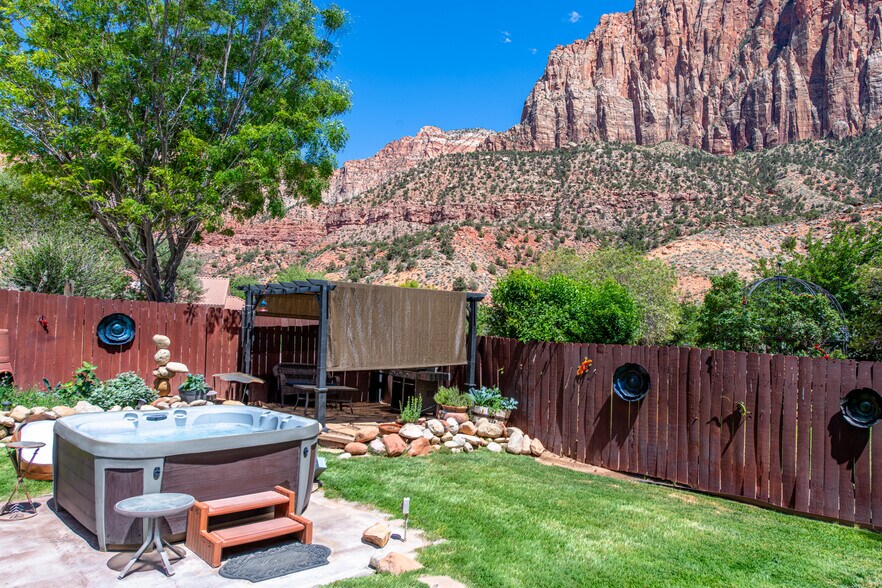 More Photos Of 29 Canyon View Dr, Springdale Hospitality For Sale