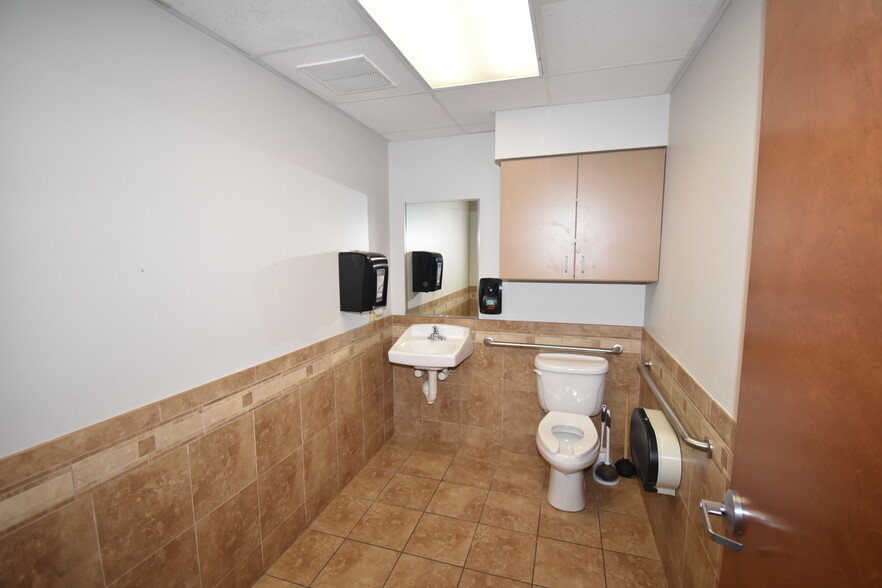 More Photos Of 2401 W Oak St, Denton Medical For Lease