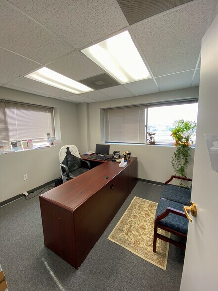 More Photos Of 26005 Ridge Rd, Damascus Medical For Lease
