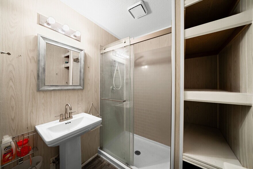 More Photos Of 1959 Fort Campbell Blvd, Clarksville Freestanding For Sale