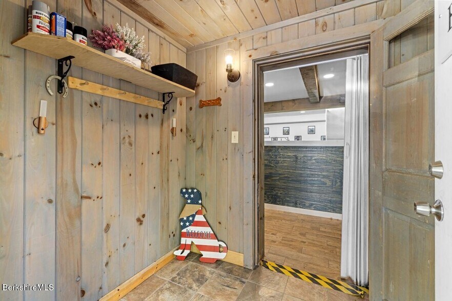 More Photos Of 1099 New Ashford Rd, Williamstown Veterinarian Kennel For Sale