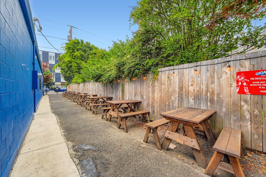 More Photos Of 4343 SE Hawthorne Blvd, Portland Restaurant For Sale