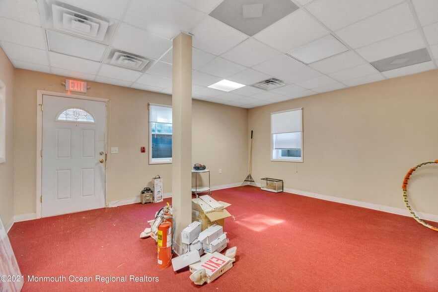 More Photos Of 2101 Lake Rd, Manchester Medical For Sale