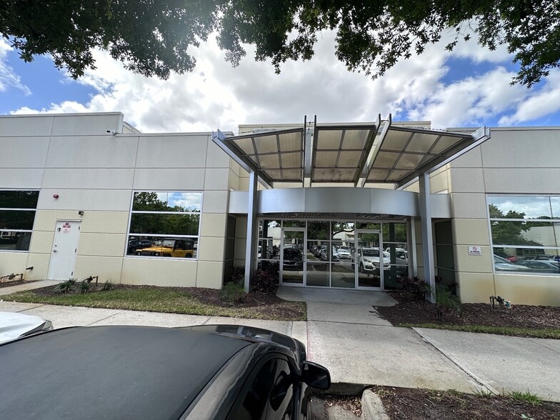 More Photos Of 8810 Commodity Cir, Orlando Showroom For Lease