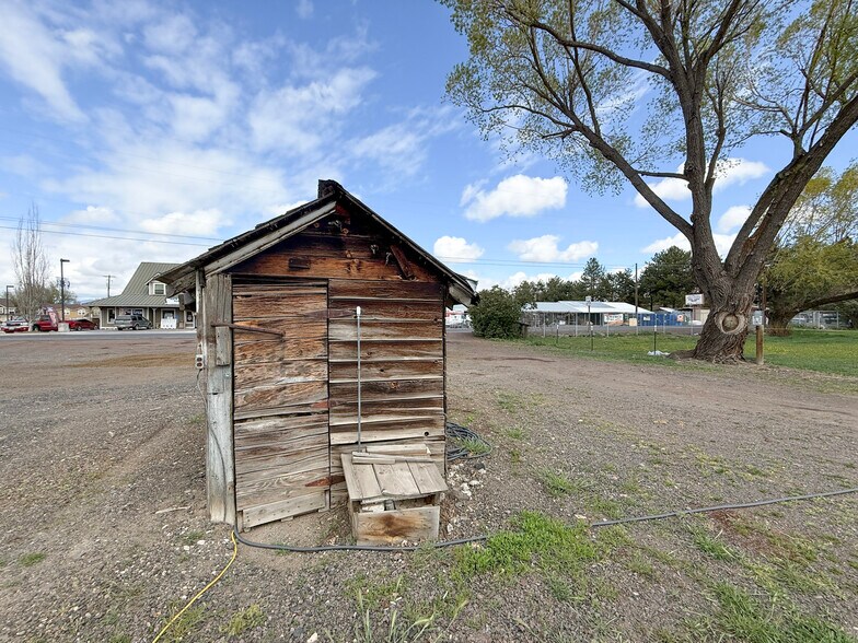More Photos Of 972 S Main St, Prineville Flex For Sale
