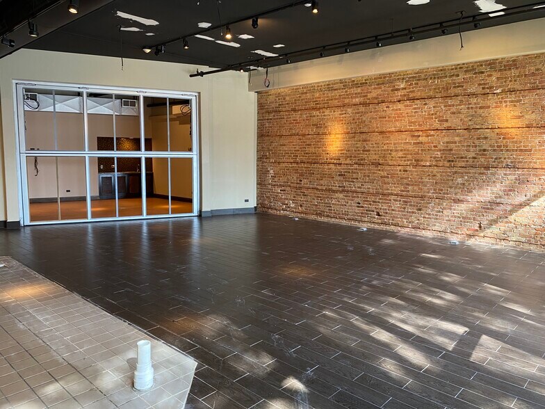 More Photos Of 545-547 N Milwaukee Ave, Libertyville General Retail For Lease