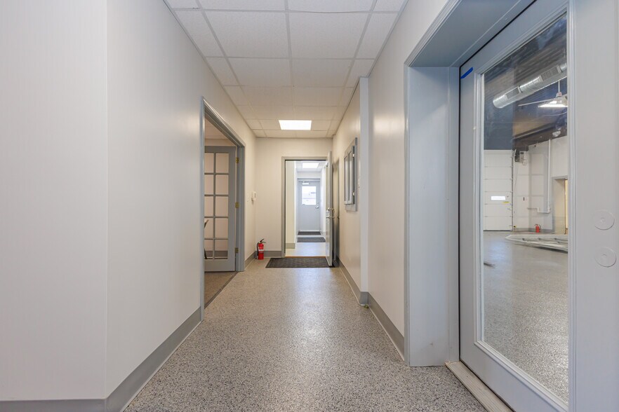 More Photos Of 5513 N Oxford St, Indianapolis Showroom For Lease