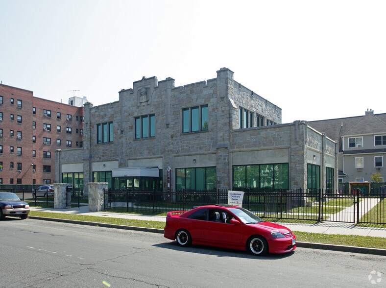Primary Photo Of 1027 Fairfield Ave, Bridgeport Office For Lease