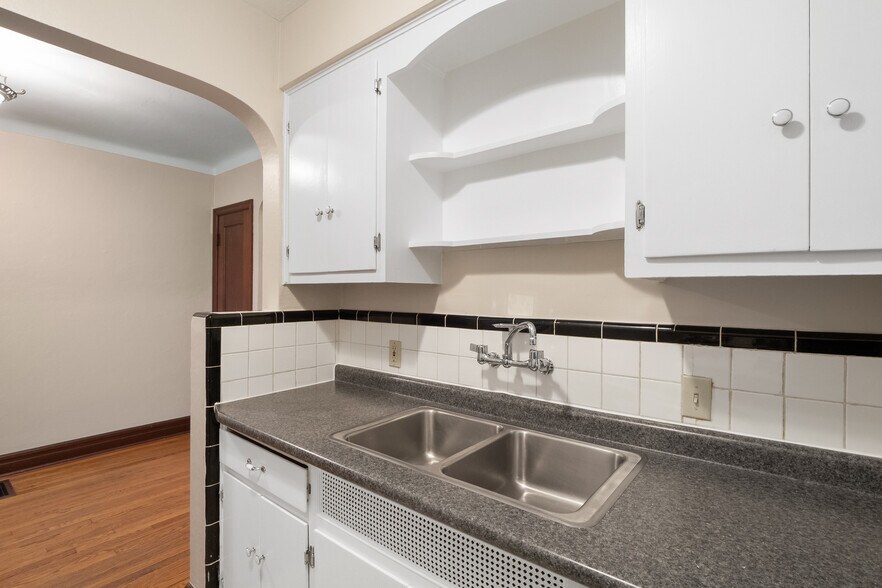 More Photos Of 4950 Winona Ave, Saint Louis Apartments For Sale