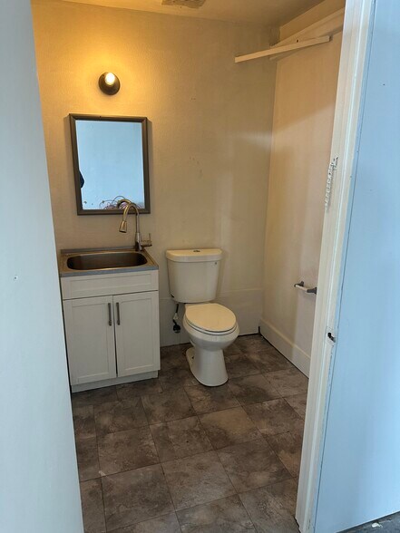 More Photos Of 11440 N Woodside Ave, Santee Service For Lease