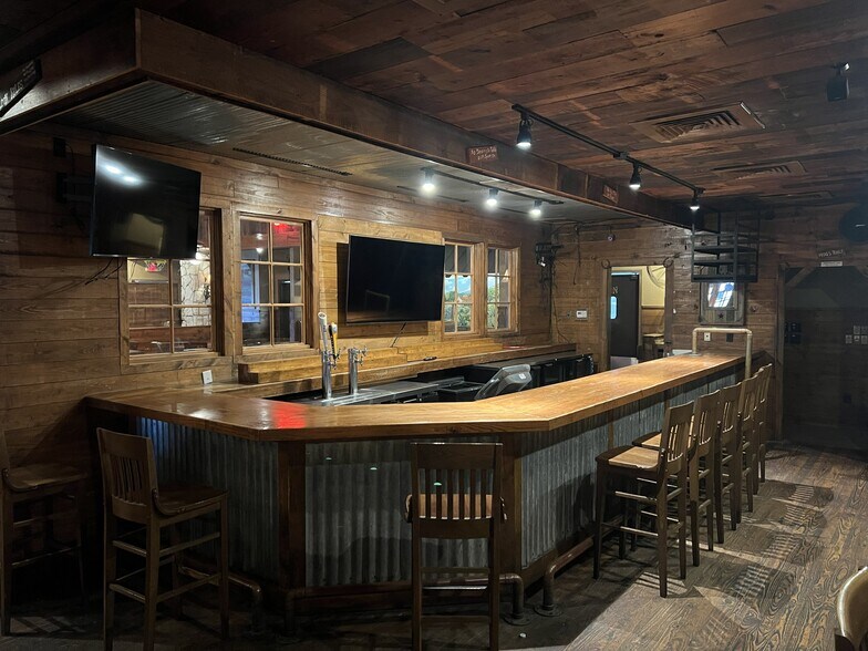 More Photos Of 4700 W Locust St, Rogers Restaurant For Lease