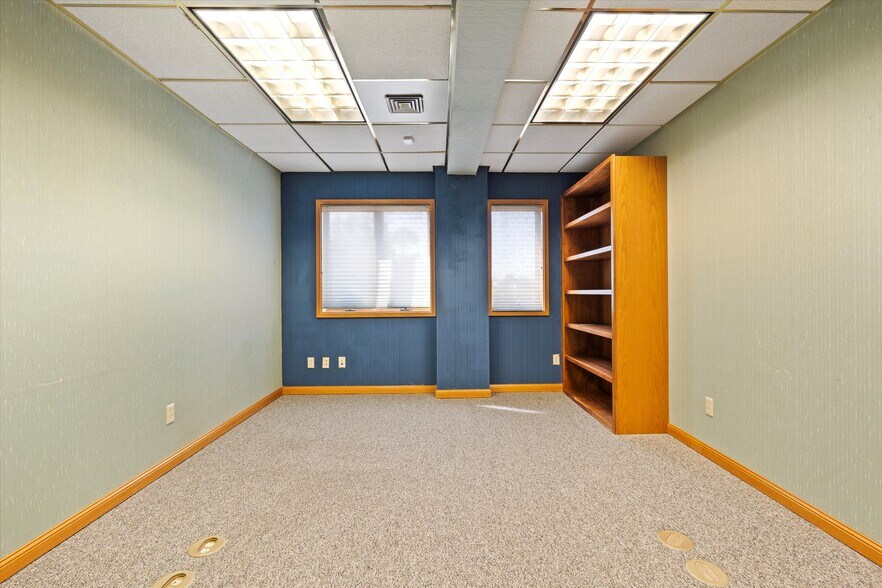 More Photos Of 100 E Broadway Ave, Moses Lake Office For Sale