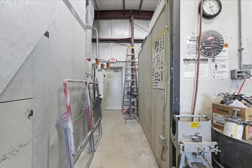 More Photos Of 590 Commercial Ave, Waterloo Auto Repair For Sale