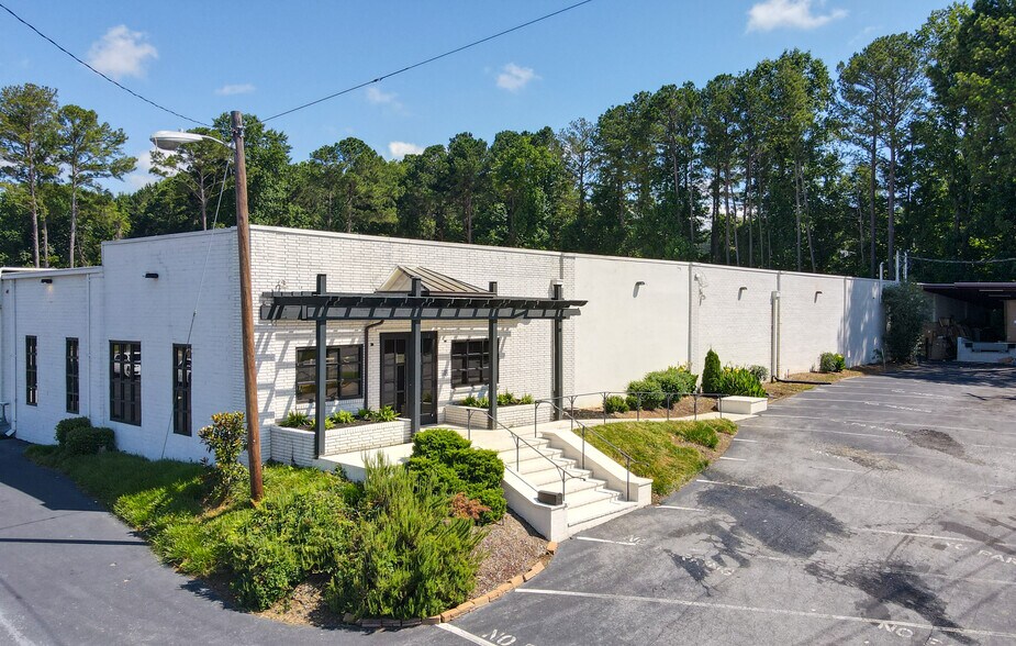 More Photos Of 1357 Collier Rd NW, Atlanta Showroom For Lease