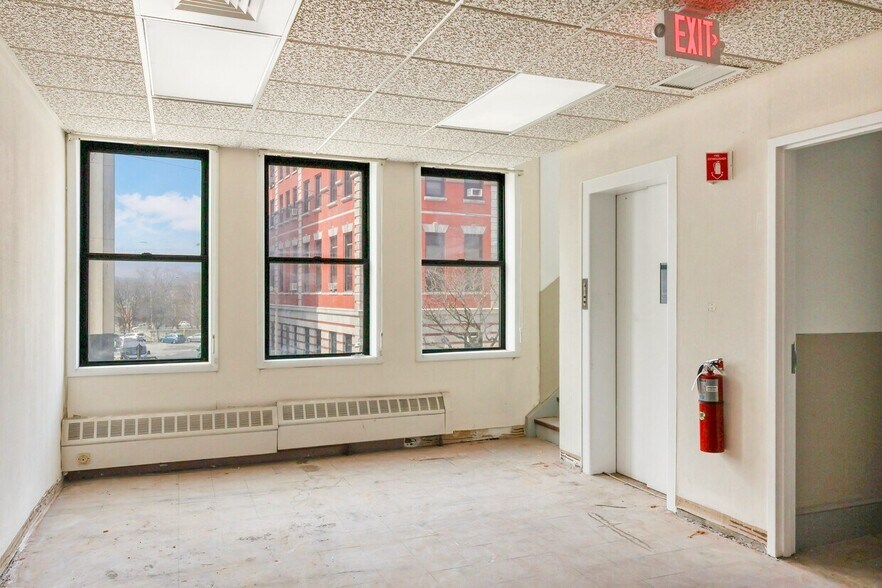 More Photos Of 17 Market St, Poughkeepsie Office For Lease