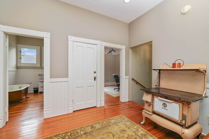 More Photos Of 901 13th St SE, Salem Office For Sale